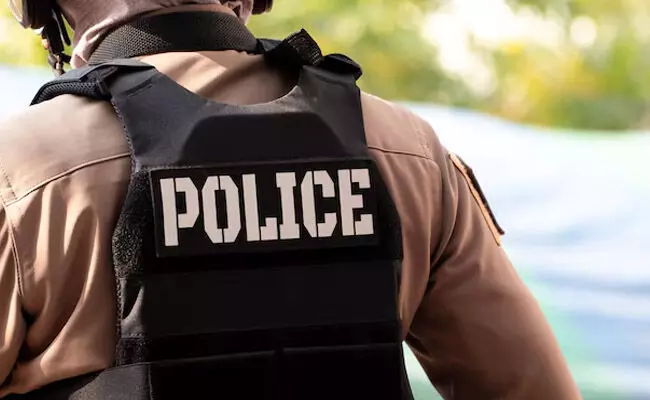 ಉತ್ತರ ಪ್ರದೇಶ | ಆಮಂತ್ರಣವಿರಲಿ, ಇಲ್ಲದಿರಲಿ ಮಫ್ತಿ ದಿರಿಸಿನಲ್ಲಿ ವಿವಾಹಗಳಿಗೆ ಹಾಜರಾಗಲಿರುವ ಪೊಲೀಸರು! ಉತ್ತರ ಪ್ರದೇಶ | ಆಮಂತ್ರಣವಿರಲಿ, ಇಲ್ಲದಿರಲಿ ಮಫ್ತಿ ದಿರಿಸಿನಲ್ಲಿ ವಿವಾಹಗಳಿಗೆ ಹಾಜರಾಗಲಿರುವ ಪೊಲೀಸರು!