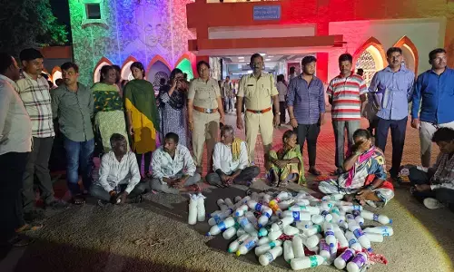 ರಾಯಚೂರು | ರೈಲ್ವೆ ನಿಲ್ದಾಣದಲ್ಲಿ 150 ಲೀಟರ್ ಕಲಬೆರಕೆ ಶೇಂದಿ ವಶ : 6 ಮಂದಿಯ ಬಂಧನ