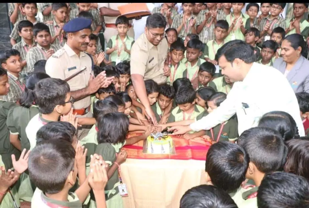 ಬೀದರ್: ಜಿಲ್ಲಾ ಪೊಲೀಸ್ ವರಿಷ್ಠಾಧಿಕಾರಿಯಿಂದ ಶಾಲಾ ಮಕ್ಕಳೊಂದಿಗೆ ಮಕ್ಕಳ ದಿನಾಚರಣೆ ಸಂಭ್ರಮ ಬೀದರ್: ಜಿಲ್ಲಾ ಪೊಲೀಸ್ ವರಿಷ್ಠಾಧಿಕಾರಿಯಿಂದ ಶಾಲಾ ಮಕ್ಕಳೊಂದಿಗೆ ಮಕ್ಕಳ ದಿನಾಚರಣೆ ಸಂಭ್ರಮ