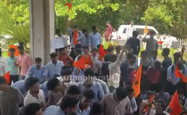 ಅಂಕಪಟ್ಟಿ ಸಮಸ್ಯೆ,‌ ಪರೀಕ್ಷಾ ಶುಲ್ಕ ಹೆಚ್ಚಳ ವಿರುದ್ಧ ಎಬಿವಿಪಿಯಿಂದ ಮಂಗಳೂರು ವಿವಿ ಆಡಳಿತ ಸೌಧಕ್ಕೆ ಮುತ್ತಿಗೆ