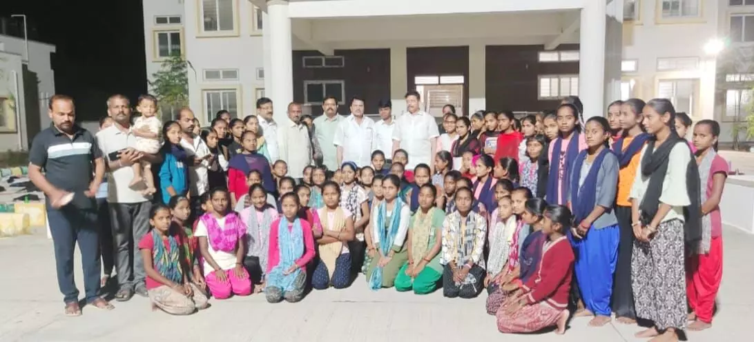 ಯಾದಗಿರಿ | ಮೊರಾರ್ಜಿ ದೇಸಾಯಿ ವಸತಿ ಶಾಲೆಗೆ ಶಾಸಕ ರಾಜಾ ವೇಣುಗೋಪಾಲ ನಾಯಕ್ ಭೇಟಿ ಯಾದಗಿರಿ | ಮೊರಾರ್ಜಿ ದೇಸಾಯಿ ವಸತಿ ಶಾಲೆಗೆ ಶಾಸಕ ರಾಜಾ ವೇಣುಗೋಪಾಲ ನಾಯಕ್ ಭೇಟಿ