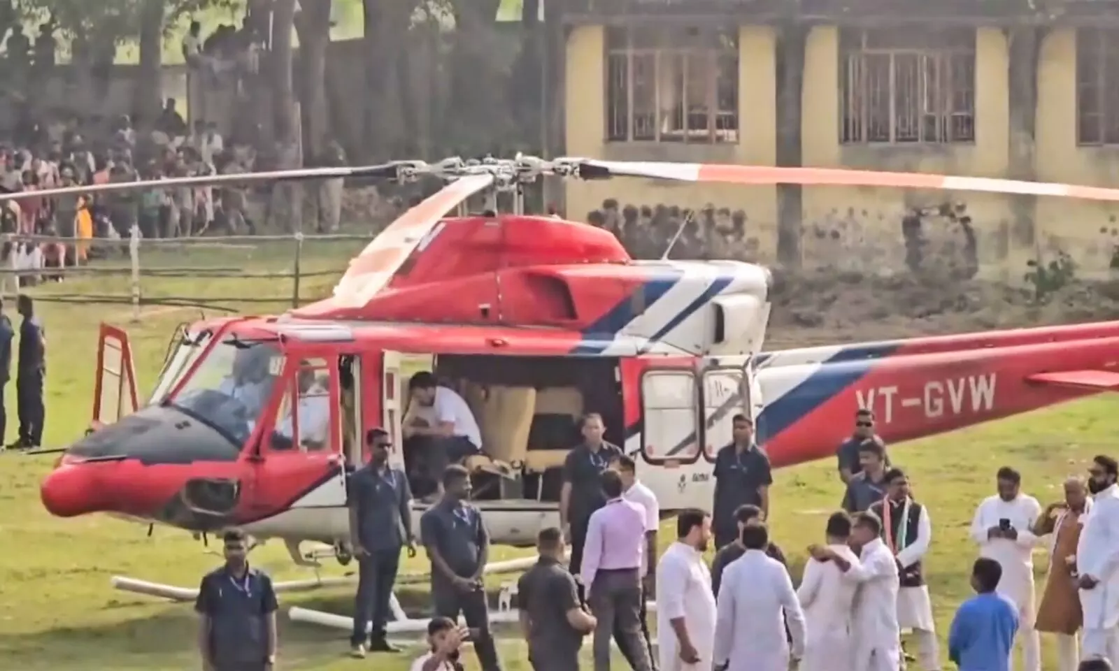 ಟೇಕ್ಆಫ್ಗೆ ಅನುಮತಿ ನೀಡದ ಎಟಿಸಿ | ರಾಹುಲ್ ಗಾಂಧಿ ಹೆಲಿಕಾಪ್ಟರ್ ಹಾರಾಟಕ್ಕೆ ತಾತ್ಕಾಲಿಕ ತಡೆ ಟೇಕ್ಆಫ್ಗೆ ಅನುಮತಿ ನೀಡದ ಎಟಿಸಿ | ರಾಹುಲ್ ಗಾಂಧಿ ಹೆಲಿಕಾಪ್ಟರ್ ಹಾರಾಟಕ್ಕೆ ತಾತ್ಕಾಲಿಕ ತಡೆ