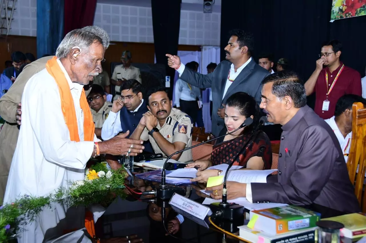 ಕಲಬುರಗಿ | ಸರಕಾರಿ ಜಾಗ ಅತಿಕ್ರಮಣ : ತಿಂಗಳೊಳಗೆ ವಶಕ್ಕೆ ಪಡೆಯಲು ನ್ಯಾ.ಬಿ.ವೀರಪ್ಪ ಸೂಚನೆ ಕಲಬುರಗಿ | ಸರಕಾರಿ ಜಾಗ ಅತಿಕ್ರಮಣ : ತಿಂಗಳೊಳಗೆ ವಶಕ್ಕೆ ಪಡೆಯಲು ನ್ಯಾ.ಬಿ.ವೀರಪ್ಪ ಸೂಚನೆ