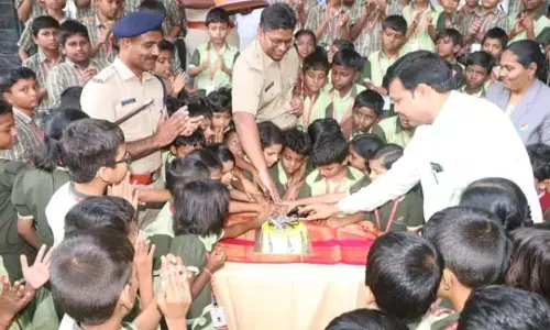 ಬೀದರ್: ಜಿಲ್ಲಾ ಪೊಲೀಸ್ ವರಿಷ್ಠಾಧಿಕಾರಿಯಿಂದ ಶಾಲಾ ಮಕ್ಕಳೊಂದಿಗೆ ಮಕ್ಕಳ ದಿನಾಚರಣೆ ಸಂಭ್ರಮ