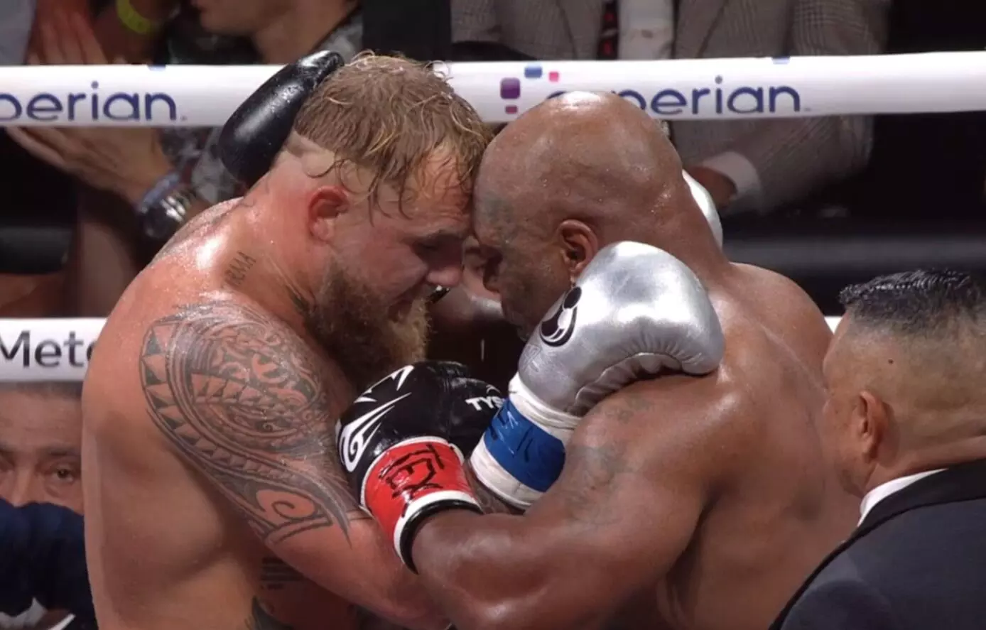 ಐತಿಹಾಸಿಕ ಬಾಕ್ಸಿಂಗ್ ಪಂದ್ಯದಲ್ಲಿ ಟೈಸನ್ ರನ್ನು ಸೋಲಿಸಿದ ಜೇಕ್ ಪೌಲ್ ಐತಿಹಾಸಿಕ ಬಾಕ್ಸಿಂಗ್ ಪಂದ್ಯದಲ್ಲಿ ಟೈಸನ್ ರನ್ನು ಸೋಲಿಸಿದ ಜೇಕ್ ಪೌಲ್