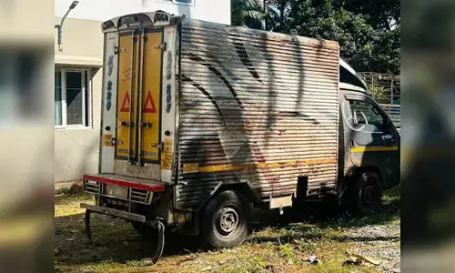 ಬೈಂದೂರು: ಜಾನುವಾರುಗಳನ್ನು ಸಾಗಿಸುತ್ತಿದ್ದ ವಾಹನ ಪಲ್ಟಿ; ಚಾಲಕ ಪರಾರಿ