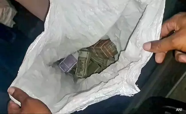 ಸಗಣಿ ರಾಶಿಯಲ್ಲಿ ರೂ. 20 ಲಕ್ಷಕ್ಕೂ ಹೆಚ್ಚು ನಗದು ಪತ್ತೆ! ಸಗಣಿ ರಾಶಿಯಲ್ಲಿ ರೂ. 20 ಲಕ್ಷಕ್ಕೂ ಹೆಚ್ಚು ನಗದು ಪತ್ತೆ!