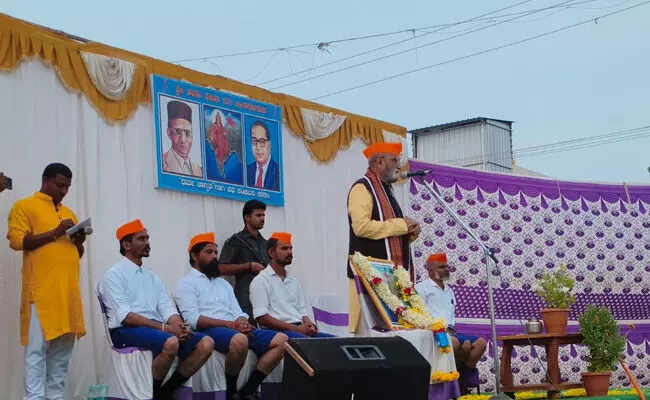 ರಾಯಚೂರು | ಸಾವರ್ಕರ್ ಭಾವಚಿತ್ರದೊಂದಿಗೆ ಅಂಬೇಡ್ಕರ್ ಚಿತ್ರ ಬಳಕೆ; ಪ್ರಮೋದ್ ಮುತಾಲಿಕ್ ವಿರುದ್ಧ ಕ್ರಮಕ್ಕೆ ಆಗ್ರಹ