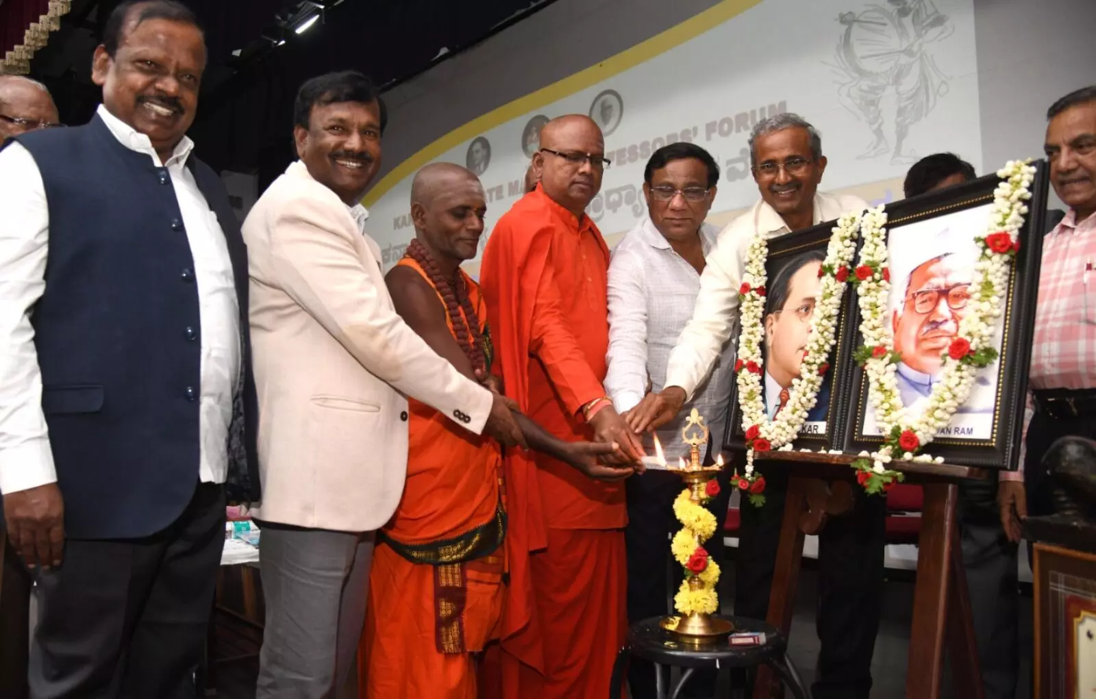 ಕೆ.ಎಚ್.ಮುನಿಯಪ್ಪಗೆ ಸಿಎಂ ಹುದ್ದೆ ನೀಡಿ ಕಾಂಗ್ರೆಸ್ ಬದ್ಧತೆ ಮೆರೆಯಲಿ: ಮಾದಾರ ಚನ್ನಯ್ಯ ಸ್ವಾಮೀಜಿ