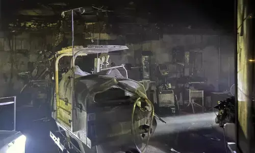 ಝಾನ್ಸಿ ಆಸ್ಪತ್ರೆ ಅಗ್ನಿ ದುರಂತ: ಹಲವು ಶಿಶುಗಳನ್ನು ಉಳಿಸಿ ತನ್ನ ಅವಳಿ ಪುತ್ರಿಯರನ್ನು ಕಳೆದುಕೊಂಡ ಯುವ ತಂದೆ ಯಾಕೂಬ್ ಮನ್ಸೂರಿ