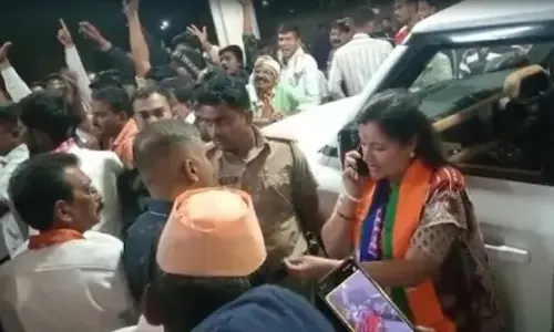 ಅಮರಾವತಿ: ಬಿಜೆಪಿಯ ನವನೀತ್ ರಾಣಾ ಭಾಗವಹಿಸಿದ್ದ ರ‍್ಯಾಲಿಯಲ್ಲಿ ಕುರ್ಚಿಗಳನ್ನು ಎಸೆದು ದಾಂಧಲೆ