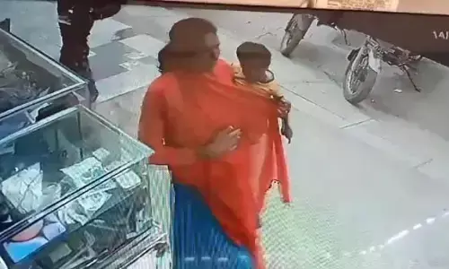 ಚಾಮರಾಜನಗರ: ಭಿಕ್ಷೆ ಬೇಡುತ್ತಿದ್ದ ಮಹಿಳೆಯ ಮಗು ಅಪಹರಿಸಿದ  ಮತ್ತೊಬ್ಬ ಭಿಕ್ಷುಕಿ