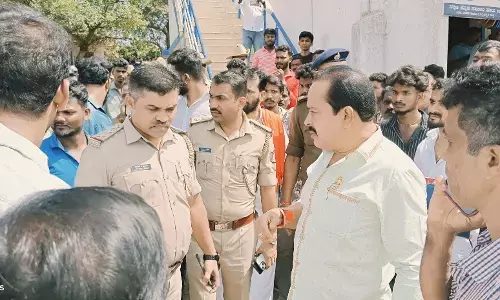 ಪುತ್ತೂರು: ಕೆಲಸದ ವೇಳೆ ಮೃತಪಟ್ಟ ಕಾರ್ಮಿಕನ ಮೃತದೇಹವನ್ನು ಮನೆ ಎದುರಿನ ರಸ್ತೆಯಲ್ಲಿಟ್ಟು ಹೋದರು