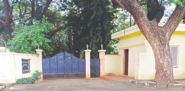 ಚಾಮರಾಜನಗರ ಜಿಲ್ಲಾಧಿಕಾರಿ ವಸತಿ ಗೃಹದ ಆವರಣದಿಂದ ಶ್ರೀಗಂಧದ ಮರಗಳ ಕಳವಿಗೆ ವಿಫಲ ಯತ್ನ