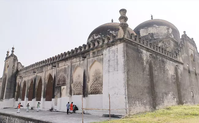 ಮೂಲ ಸೌಕರ್ಯಗಳಿಲ್ಲದೆ ನರಳುತ್ತಿದೆ ಜಾಮಿಯಾ ಮಸ್ಜಿದ್