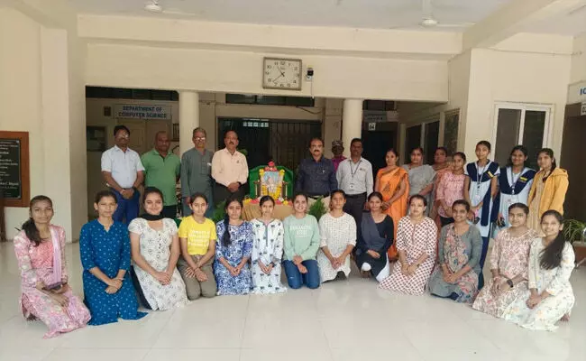 ಕನಕದಾಸರು ಭಕ್ತಿ ಕವಿ, ಸಂಗೀತಗಾರ, ತತ್ವಜ್ಞಾನಿ ಸಮಾಜ ಸುಧಾರಕ : ಡಾ.ರಾಜೇಂದ್ರ ಕೊಂಡಾ ಕನಕದಾಸರು ಭಕ್ತಿ ಕವಿ, ಸಂಗೀತಗಾರ, ತತ್ವಜ್ಞಾನಿ ಸಮಾಜ ಸುಧಾರಕ : ಡಾ.ರಾಜೇಂದ್ರ ಕೊಂಡಾ