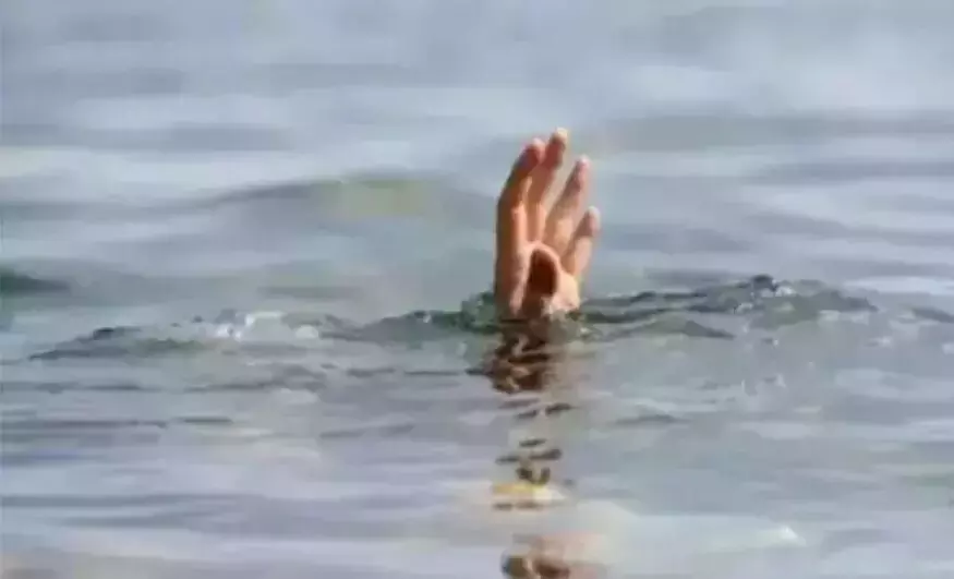 ಗೋಣಿಬೀಡು: ಕಾಲು ಜಾರಿ ಕೆರೆಗೆ ಬಿದ್ದು ಕಾರ್ಮಿಕ ಮೃತ್ಯು ಗೋಣಿಬೀಡು: ಕಾಲು ಜಾರಿ ಕೆರೆಗೆ ಬಿದ್ದು ಕಾರ್ಮಿಕ ಮೃತ್ಯು