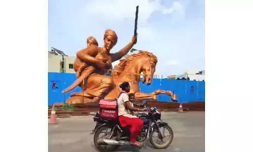 “ರಾಜ್ ಕೋಟ್ ನ ಝಾನ್ಸಿ ರಾಣಿ ಲಕ್ಷ್ಮೀ ಬಾಯಿ” | ಮಗುವಿನೊಂದಿಗೆ ಝೊಮ್ಯಾಟೊದಲ್ಲಿ ಪುಡ್ ಡೆಲಿವರಿ ಮಾಡುವ ಮಹಿಳೆಯ ವೀಡಿಯೊ ವೈರಲ್