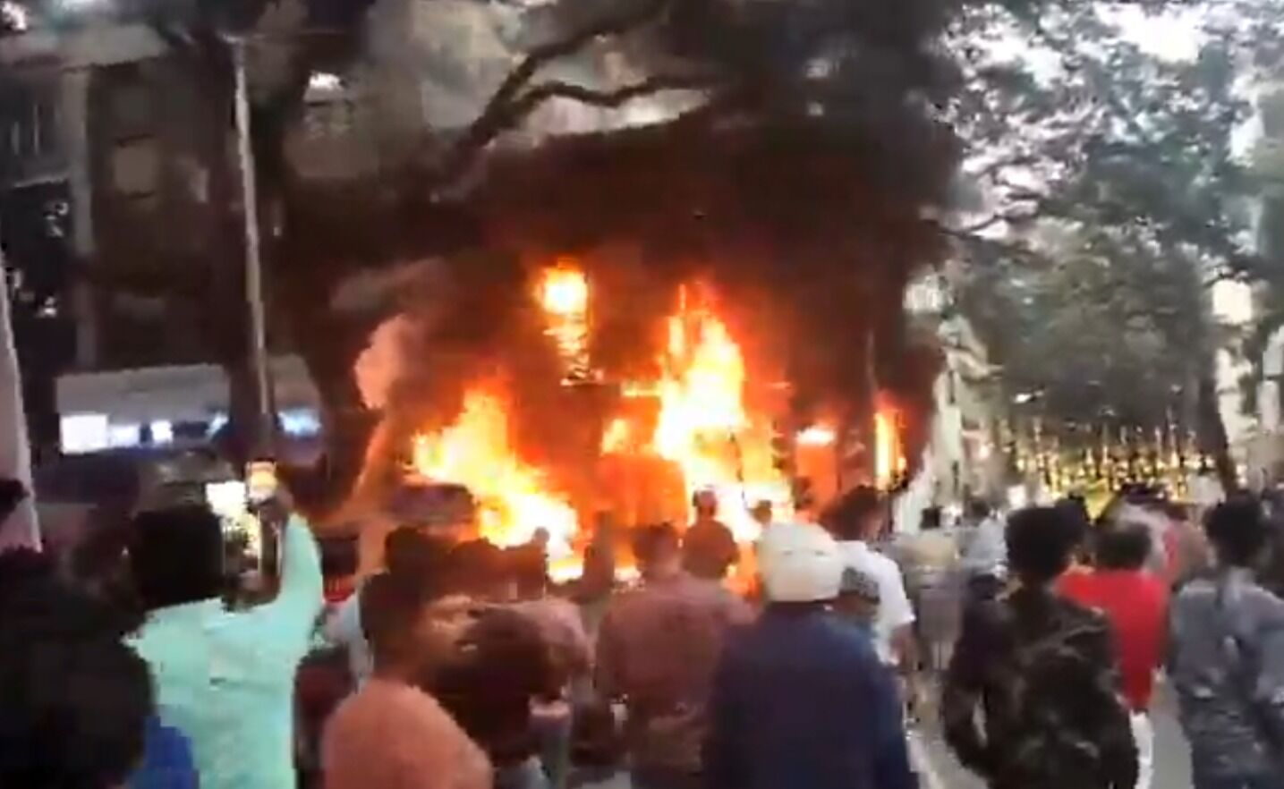 ಬೆಂಗಳೂರು | ಎಲೆಕ್ಟ್ರಿಕ್ ಸ್ಕೂಟರ್ ಶೋರೂಂನಲ್ಲಿ ಬೆಂಕಿ ಅವಘಡ : ಮಹಿಳಾ ಉದ್ಯೋಗಿ ಸಜೀವ ದಹನ