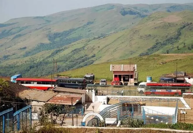 ಬಾಬಾ ಬುಡಾನ್ಸ್ವಾಮಿ ದರ್ಗಾದ ಗುಹೆಯೊಳಗಿನ ಗೋರಿಗಳಿಗೆ ಕುಂಕುಮ ಲೇಪನ : ಆರೋಪ ಬಾಬಾ ಬುಡಾನ್ಸ್ವಾಮಿ ದರ್ಗಾದ ಗುಹೆಯೊಳಗಿನ ಗೋರಿಗಳಿಗೆ ಕುಂಕುಮ ಲೇಪನ : ಆರೋಪ