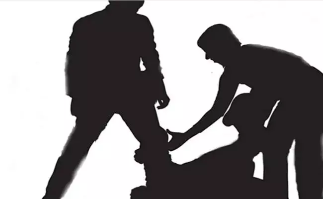 ಉತ್ತರ ಪ್ರದೇಶ | ಯುವಕನಿಗೆ ಥಳಿಸಿ, ವಿವಸ್ತ್ರಗೊಳಿಸಿ ‘ಜೈ ಶ್ರೀರಾಮ್’ ಘೋಷಣೆ ಕೂಗುವಂತೆ ಬಲವಂತ: ಕುಟುಂಬ ಆರೋಪ ಉತ್ತರ ಪ್ರದೇಶ | ಯುವಕನಿಗೆ ಥಳಿಸಿ, ವಿವಸ್ತ್ರಗೊಳಿಸಿ ‘ಜೈ ಶ್ರೀರಾಮ್’ ಘೋಷಣೆ ಕೂಗುವಂತೆ ಬಲವಂತ: ಕುಟುಂಬ ಆರೋಪ