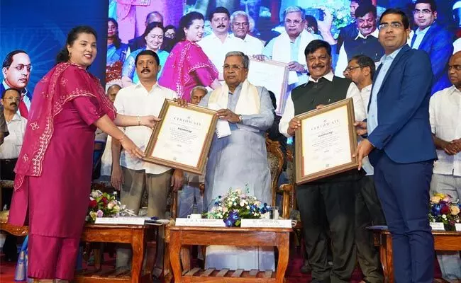 ಮುಖ್ಯಮಂತ್ರಿಗಳಿಂದ ಕಲಬುರಗಿ ಜಿಲ್ಲಾಧಿಕಾರಿ, ಜಿಲ್ಲಾ ಪಂಚಾಯತ್ ಸಿ.ಇ.ಓಗೆ ಪ್ರಶಸ್ತಿ ವಿತರಣೆ ಮುಖ್ಯಮಂತ್ರಿಗಳಿಂದ ಕಲಬುರಗಿ ಜಿಲ್ಲಾಧಿಕಾರಿ, ಜಿಲ್ಲಾ ಪಂಚಾಯತ್ ಸಿ.ಇ.ಓಗೆ ಪ್ರಶಸ್ತಿ ವಿತರಣೆ