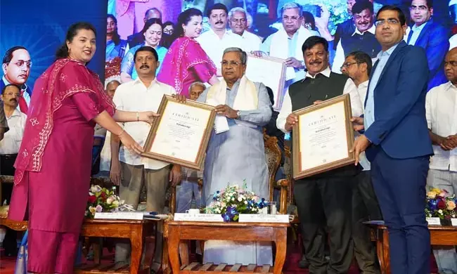 ಮುಖ್ಯಮಂತ್ರಿಗಳಿಂದ ಕಲಬುರಗಿ ಜಿಲ್ಲಾಧಿಕಾರಿ, ಜಿಲ್ಲಾ ಪಂಚಾಯತ್ ಸಿ.ಇ.ಓಗೆ ಪ್ರಶಸ್ತಿ ವಿತರಣೆ