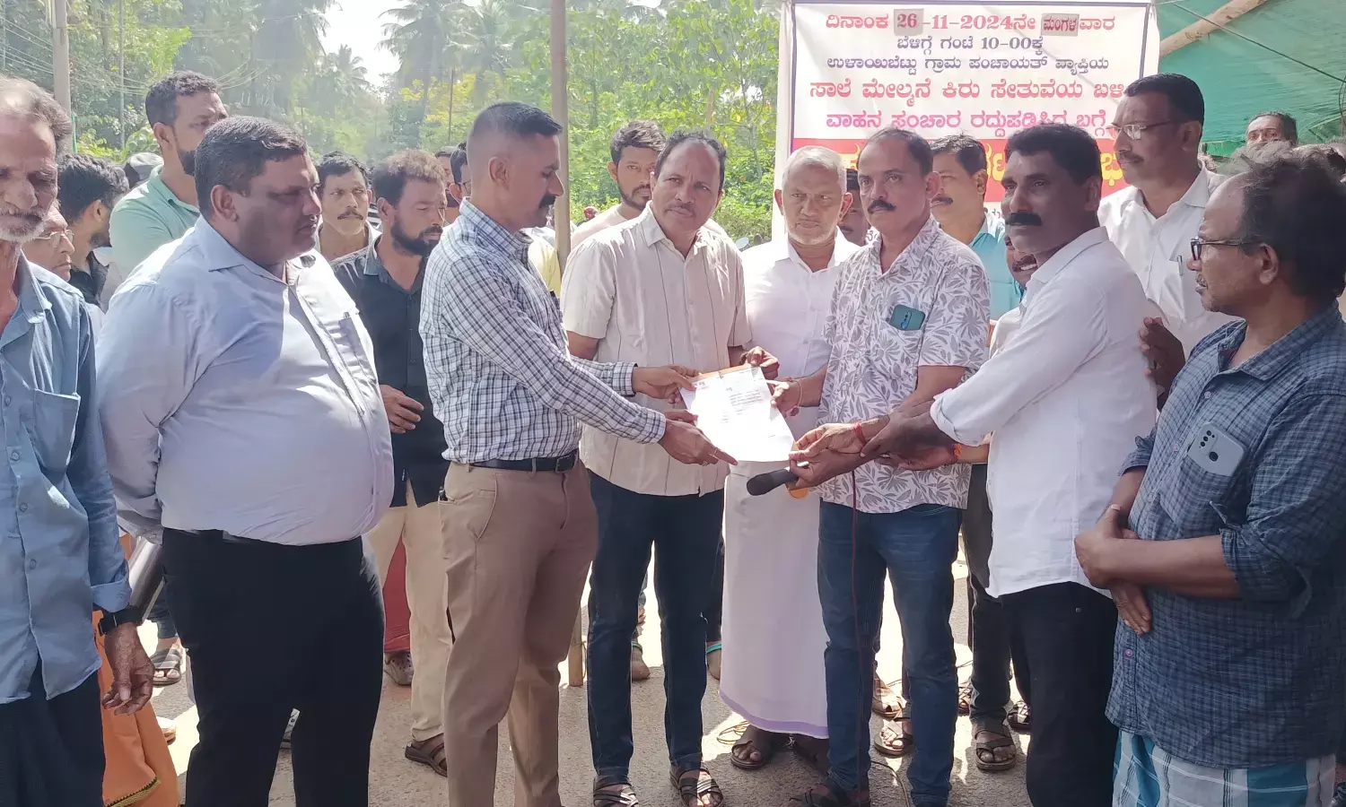 ತಾತ್ಕಾಲಿಕ ರಸ್ತೆ ನಿರ್ಮಾಣಕ್ಕೆ ಆಗ್ರಹಿಸಿ ಸಾಲೆ ಮೇಲ್ಮನೆಯಲ್ಲಿ ಪ್ರತಿಭಟನೆ