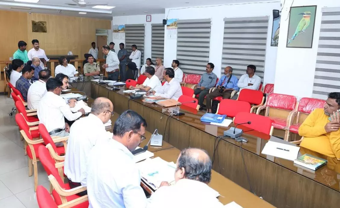 ವಿವಿಧ ಇಲಾಖೆಗಳ ಕಾಮಗಾರಿ ಪರಿಶೀಲನಾ ಸಭೆ | ಅಧಿಕಾರಿಗಳನ್ನು ತರಾಟೆಗೆ ತೆಗೆದುಕೊಂಡ ಸಚಿವ ಮಧು ಬಂಗಾರಪ್ಪ ವಿವಿಧ ಇಲಾಖೆಗಳ ಕಾಮಗಾರಿ ಪರಿಶೀಲನಾ ಸಭೆ | ಅಧಿಕಾರಿಗಳನ್ನು ತರಾಟೆಗೆ ತೆಗೆದುಕೊಂಡ ಸಚಿವ ಮಧು ಬಂಗಾರಪ್ಪ