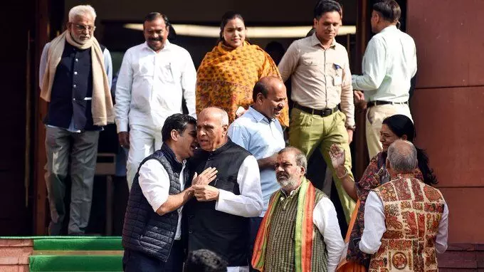 ಸಂಸತ್ತಿನಲ್ಲಿ ವಿರೋಧ ಪಕ್ಷಗಳ ಪ್ರತಿಭಟನೆ: ಬಜೆಟ್ ಅಧಿವೇಶನವರೆಗೆ ಸಮಯಾವಕಾಶ ಕೋರಿದ ಸಂಸದೀಯ ಸಮಿತಿ