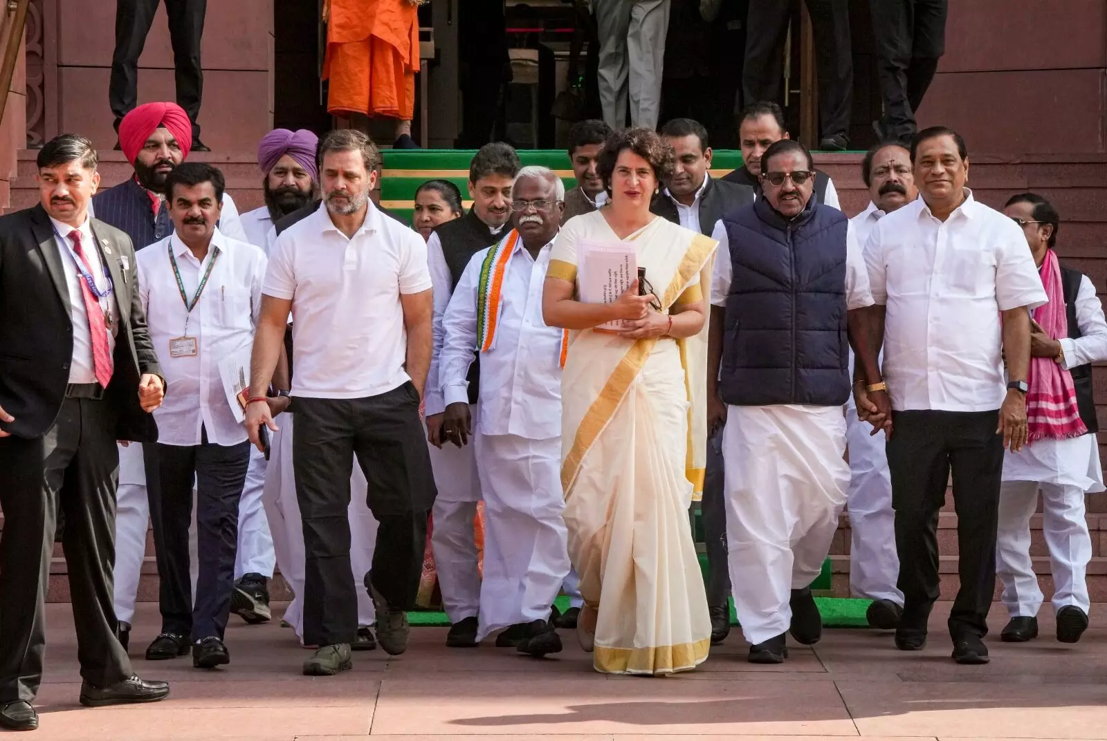 ಕೇರಳದ ಸಾಂಪ್ರದಾಯಿಕ ಸೀರೆ, ಕೈಯ್ಯಲ್ಲಿ ಸಂವಿಧಾನದ ಪ್ರತಿ: ಮೊದಲ ದಿನವೇ ಸಂಸತ್ತಿನಲ್ಲಿ ಗಮನಸೆಳೆದ ಪ್ರಿಯಾಂಕಾ ಗಾಂಧಿ