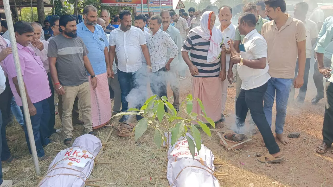 ಕೋಟ: ರಾಷ್ಟ್ರೀಯ ಹೆದ್ದಾರಿ 66ರ ಅಸರ್ಮಪಕ ನಿರ್ವಹಣೆ ವಿರುದ್ಧ ಪ್ರತಿಭಟನೆ ಕೋಟ: ರಾಷ್ಟ್ರೀಯ ಹೆದ್ದಾರಿ 66ರ ಅಸರ್ಮಪಕ ನಿರ್ವಹಣೆ ವಿರುದ್ಧ ಪ್ರತಿಭಟನೆ