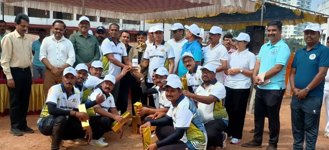 ಕ್ರೀಡೆಯಿಂದ ಸೌಹಾರ್ದತೆಯ ವಾತಾವರಣ: ಕಮಿಷನರ್ ಅನುಪಮ್ ಅಗರ್ವಾಲ್ ಕ್ರೀಡೆಯಿಂದ ಸೌಹಾರ್ದತೆಯ ವಾತಾವರಣ: ಕಮಿಷನರ್ ಅನುಪಮ್ ಅಗರ್ವಾಲ್