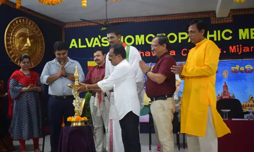 ಆಳ್ವಾಸ್ ನಲ್ಲಿ ಕನ್ನಡ ನುಡಿ ಹಬ್ಬ| ಅನ್ಯಭಾಷಿಕರಿಗೆ ಕನ್ನಡ ಕಲಿಸಿಲು ಧನಂಜಯ ಕುಂಬ್ಳೆ ಕರೆ