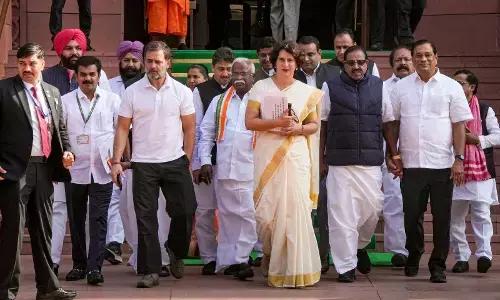 ಕೇರಳದ ಸಾಂಪ್ರದಾಯಿಕ ಸೀರೆ, ಕೈಯ್ಯಲ್ಲಿ ಸಂವಿಧಾನದ ಪ್ರತಿ: ಮೊದಲ ದಿನವೇ ಸಂಸತ್ತಿನಲ್ಲಿ ಗಮನಸೆಳೆದ ಪ್ರಿಯಾಂಕಾ ಗಾಂಧಿ