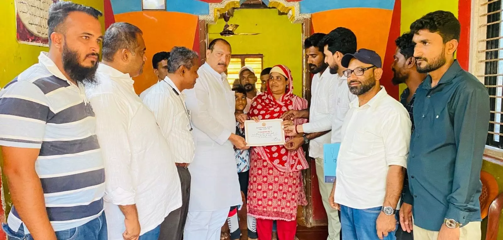 ಮಂಗಳೂರು| ಮೀನುಗಾರಿಕೆ ಸಂದರ್ಭ ಅಪಘಾತಕ್ಕೀಡಾಗಿ ಮೃತಪಟ್ಟ ಅಸ್ಫಾನ್ ಕುಟುಂಬಕ್ಕೆ ಸಹಾಯ ಧನ ವಿತರಣೆ ಮಂಗಳೂರು| ಮೀನುಗಾರಿಕೆ ಸಂದರ್ಭ ಅಪಘಾತಕ್ಕೀಡಾಗಿ ಮೃತಪಟ್ಟ ಅಸ್ಫಾನ್ ಕುಟುಂಬಕ್ಕೆ ಸಹಾಯ ಧನ ವಿತರಣೆ