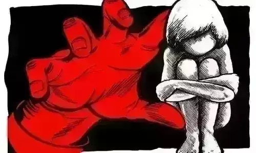 ಮಧ್ಯಪ್ರದೇಶ | ಆ್ಯಂಬುಲೆನ್ಸ್ನಲ್ಲಿ ಅಪ್ರಾಪ್ತ ಬಾಲಕಿಯ ಅತ್ಯಾಚಾರ ಮಧ್ಯಪ್ರದೇಶ | ಆ್ಯಂಬುಲೆನ್ಸ್ನಲ್ಲಿ ಅಪ್ರಾಪ್ತ ಬಾಲಕಿಯ ಅತ್ಯಾಚಾರ