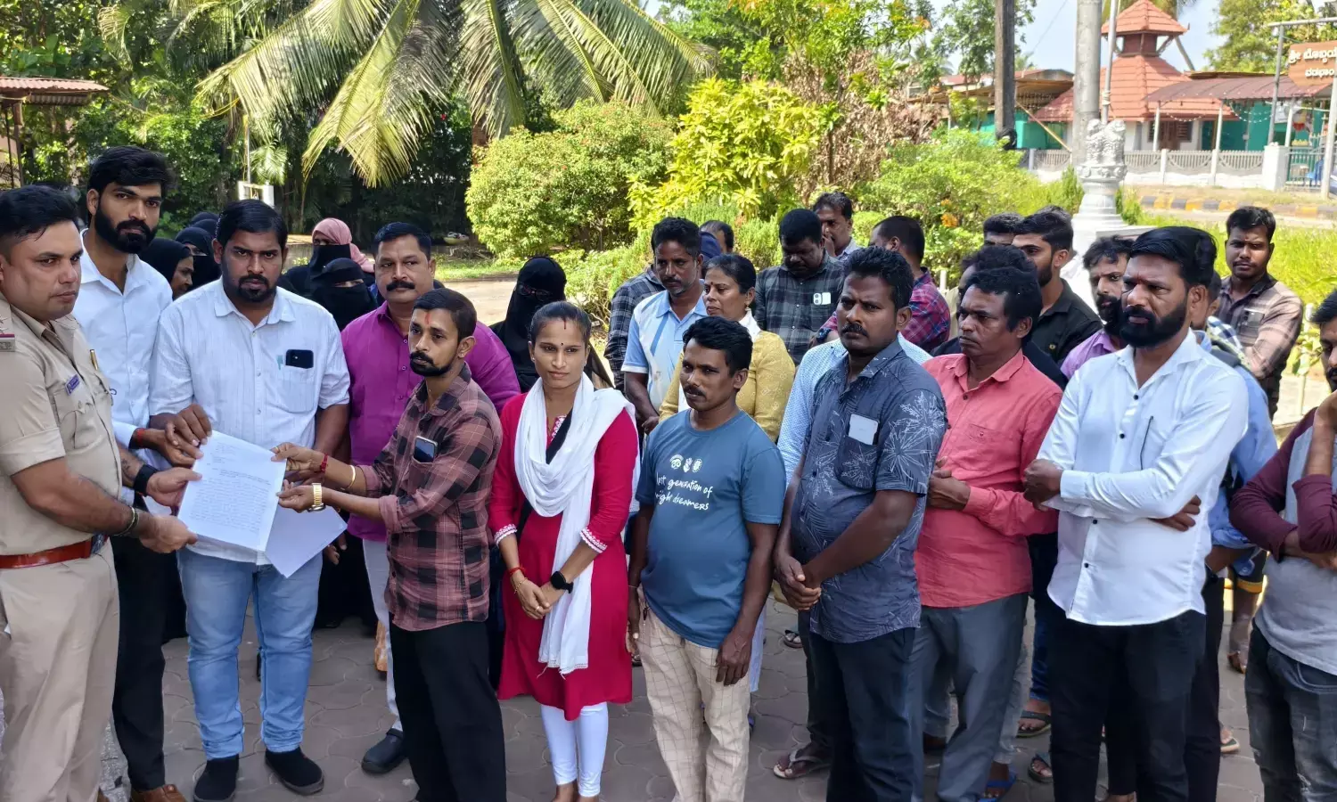 ಮಹಾಲಕ್ಷ್ಮೀ ಬ್ಯಾಂಕ್ ಅವ್ಯವಹಾರ ಆರೋಪ: ಮಲ್ಪೆ ಠಾಣೆ ಎದುರು ಸಂತ್ರಸ್ತರಿಂದ ಧರಣಿ