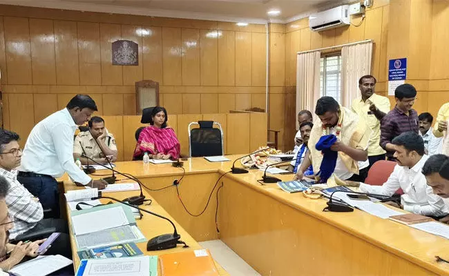 ತುಮಕೂರು | ದಲಿತ ಬಾಲಕ ಮಲ ಹೊತ್ತ ಪ್ರಕರಣ; ಅಟ್ರಾಸಿಟಿ ಕೇಸು ದಾಖಲಿಸಲು ಸಾಧ್ಯವಿಲ್ಲ : ಜಿಲ್ಲಾಧಿಕಾರಿ