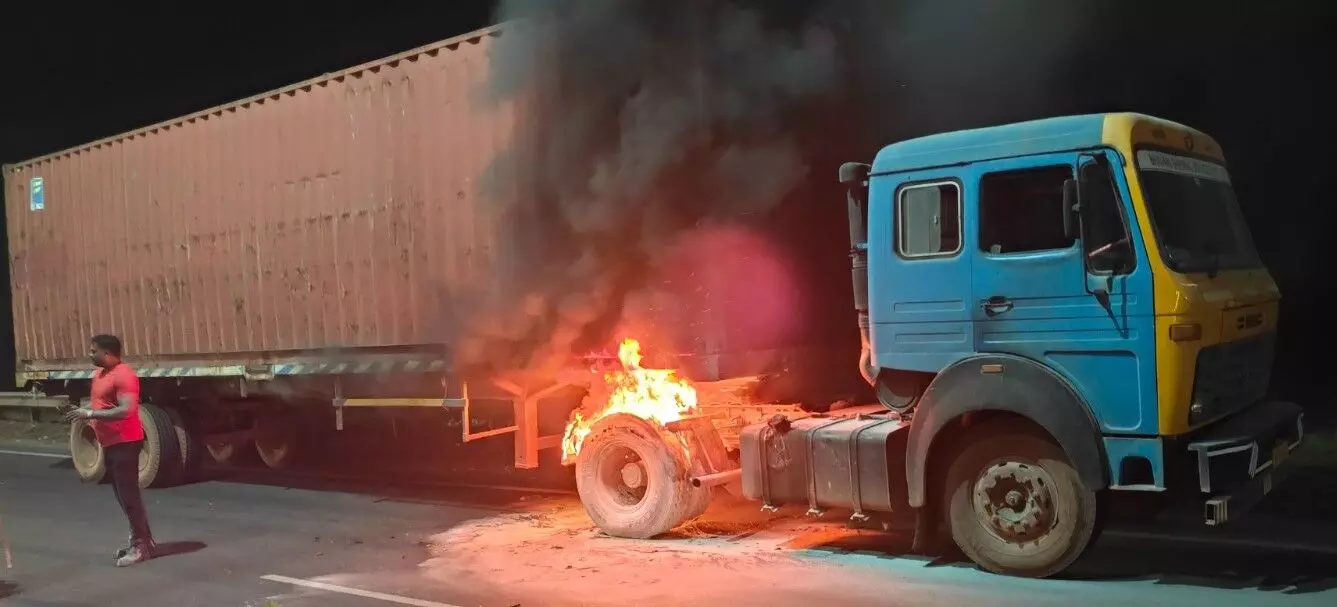 ಮುಲ್ಕಿ: ರಾಷ್ಟ್ರೀಯ ಹೆದ್ದಾರಿಯಲ್ಲಿ ಹೊತ್ತಿ ಉರಿದ ಕಂಟೈನರ್