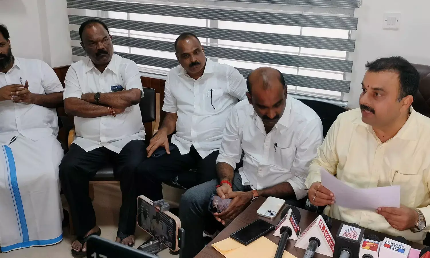 ಯಾವುದೇ ಪ್ರಗತಿಯೇ ಇಲ್ಲದೆ ಪ್ರಗತಿ ಪರಿಶೀಲನಾ ಸಭೆ ಯಾಕೆ ?