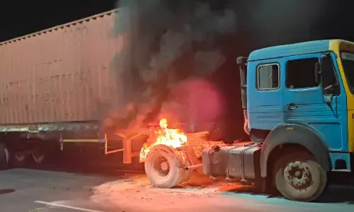 ಮುಲ್ಕಿ: ರಾಷ್ಟ್ರೀಯ ಹೆದ್ದಾರಿಯಲ್ಲಿ ಹೊತ್ತಿ ಉರಿದ ಕಂಟೈನರ್