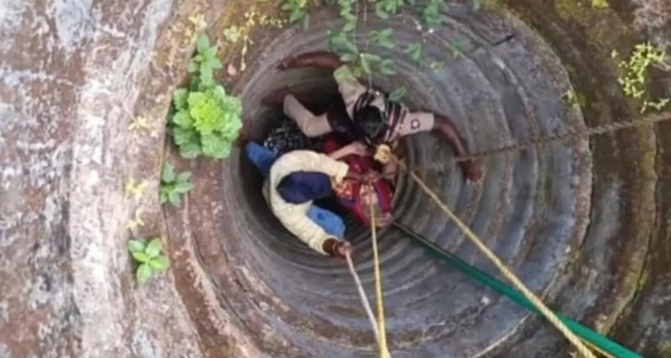 ಚಿಕ್ಕಮಗಳೂರು | ನೀರು ಸೇದುವಾಗ ಬಾವಿಗೆ ಬಿದ್ದ 94 ವರ್ಷದ ವೃದ್ದೆಯನ್ನು ರಕ್ಷಿಸಿದ ಅಗ್ನಿಶಾಮಕ ಸಿಬ್ಬಂದಿ