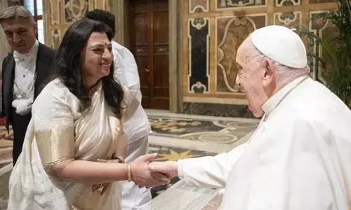ವ್ಯಾಟಿಕನ್ ಸಿಟಿಯ ಪಾಪಲ್ ಹೌಸ್‌ನಲ್ಲಿ ನಡೆದ ಸರ್ವ ಧರ್ಮ ಸಮ್ಮೇಳನದಲ್ಲಿ ಭಾಗವಹಿಸಿದ ಡಾ.ಆರತಿ ಕೃಷ್ಣ