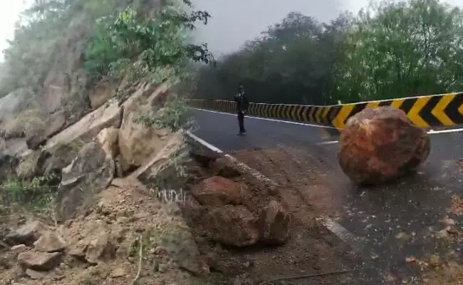 ಮೈಸೂರು: ನಿರಂತರ ಮಳೆಗೆ ಚಾಮುಂಡಿ ಬೆಟ್ಟದಲ್ಲಿ ಗುಡ್ಡ ಕುಸಿತ; ರಸ್ತೆ ಉರುಳಿದ ಬಂಡೆ ಮೈಸೂರು: ನಿರಂತರ ಮಳೆಗೆ ಚಾಮುಂಡಿ ಬೆಟ್ಟದಲ್ಲಿ ಗುಡ್ಡ ಕುಸಿತ; ರಸ್ತೆ ಉರುಳಿದ ಬಂಡೆ