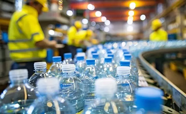ಪ್ಯಾಕೇಜ್ ಮಾಡಲಾದ ಕುಡಿಯುವ ನೀರನ್ನು ʼಹೆಚ್ಚಿನ ಅಪಾಯದ ಆಹಾರ ವರ್ಗʼ ಎಂದು ಘೋಷಿಸಿದ FSSAI ಪ್ಯಾಕೇಜ್ ಮಾಡಲಾದ ಕುಡಿಯುವ ನೀರನ್ನು ʼಹೆಚ್ಚಿನ ಅಪಾಯದ ಆಹಾರ ವರ್ಗʼ ಎಂದು ಘೋಷಿಸಿದ FSSAI