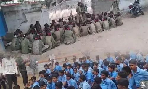 ಯಾದಗಿರಿ: ಸಮಯಕ್ಕೆ ಬಾರದ ಶಿಕ್ಷಕರ ವಿರುದ್ಧ ಕ್ರಮಕ್ಕೆ ಒತ್ತಾಯಿಸಿ ವಿದ್ಯಾರ್ಥಿಗಳಿಂದ ಪ್ರತಿಭಟನೆ