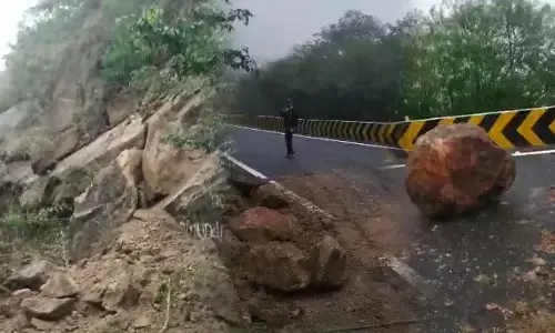 ಮೈಸೂರು: ನಿರಂತರ ಮಳೆಗೆ ಚಾಮುಂಡಿ ಬೆಟ್ಟದಲ್ಲಿ ಗುಡ್ಡ ಕುಸಿತ; ರಸ್ತೆ ಉರುಳಿದ ಬಂಡೆ