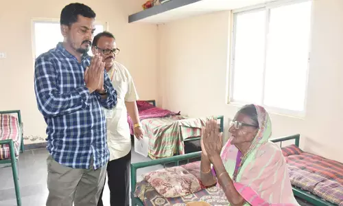 Photo of visit to homeless shelter