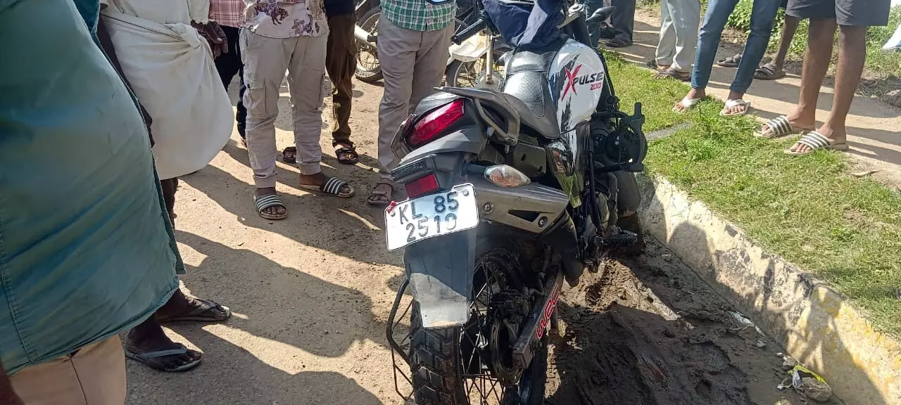 ಗುಂಡ್ಲುಪೇಟೆ | ಬೈಕಿಗೆ ಟಿಪ್ಪರ್ ಢಿಕ್ಕಿ: ಬೈಕ್ ಸವಾರನ ಕಾಲಿಗೆ ಗಂಭೀರ ಗಾಯ